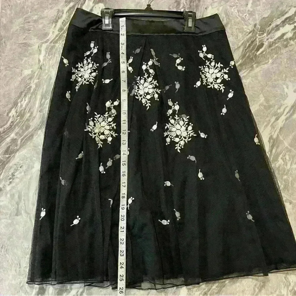NWOT Ann Taylor Black - White Floral Flare Whit Embroidered Flowers Skirt Size 6 - Picture 6 of 11